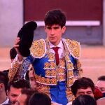 López Simón sale a hombros, por tercera vez consecutiva, de la plaza de Las Ventas