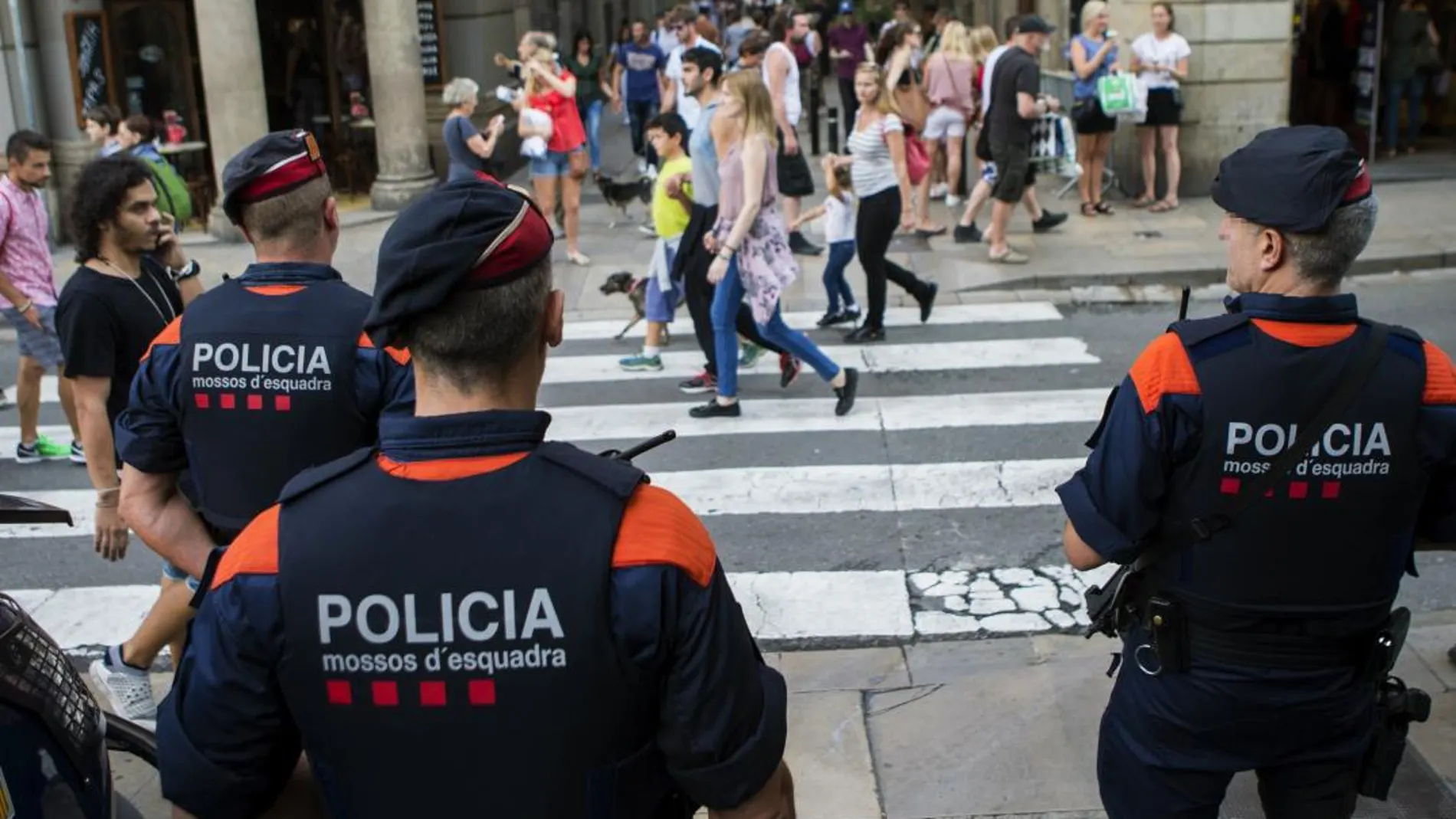 El magistrado requiere a los Mossos para que identifiquen a tres mandos de la policía catalana, después de que varios agentes investigados se han referido a ellos en sus comparecencias judiciales