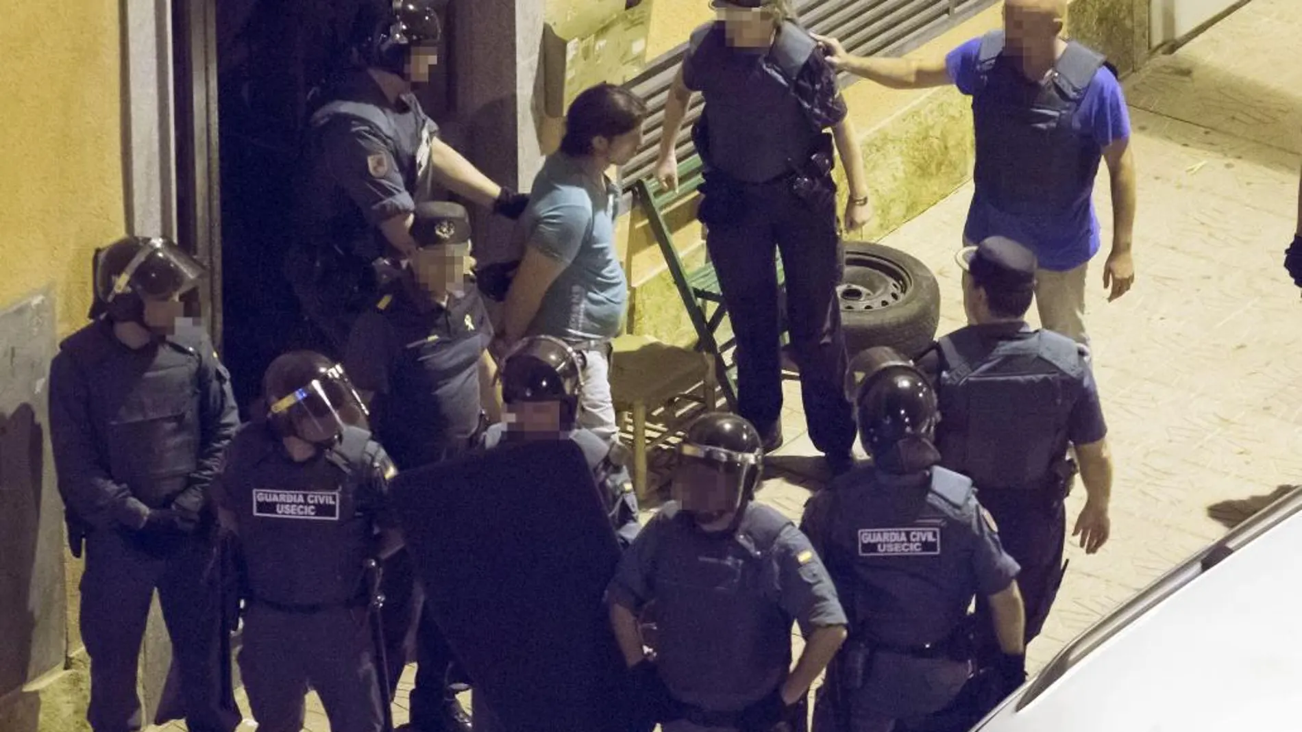 Miembros de la guardia civil durante la detención de uno de los hombres presuntamente implicados en la riña mortal ocurrida hoy en Mazarrón