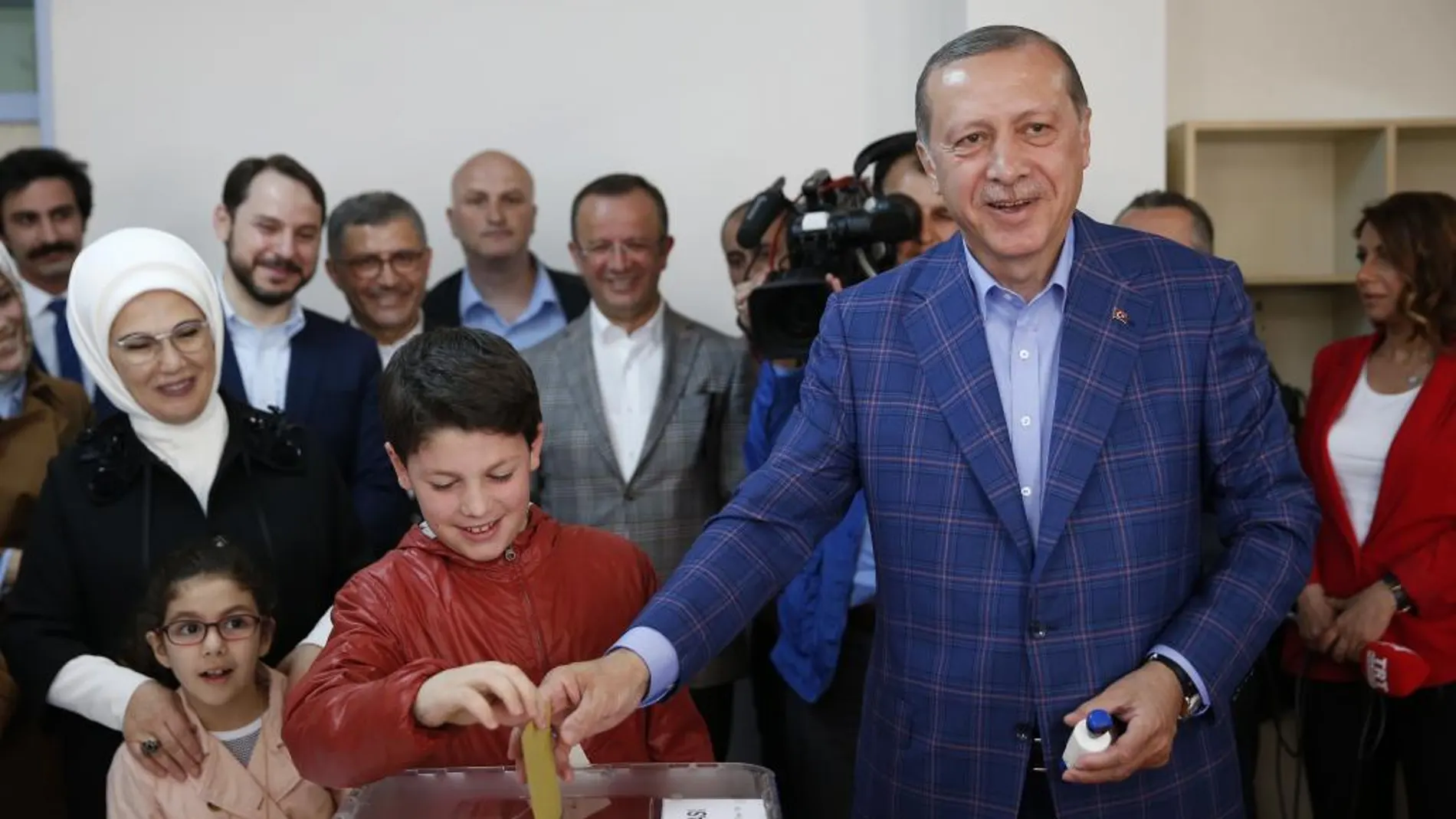 El presidente turco, Recep Tayyip Erdogan, ejerciendo su derecho a voto