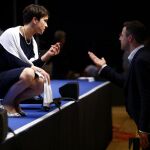 Frauke Petry, presidenta de AfD, hablar con su compañero de partido, Marcus Pretzell, durante el congreso que la formación celebra en Stuttgart.