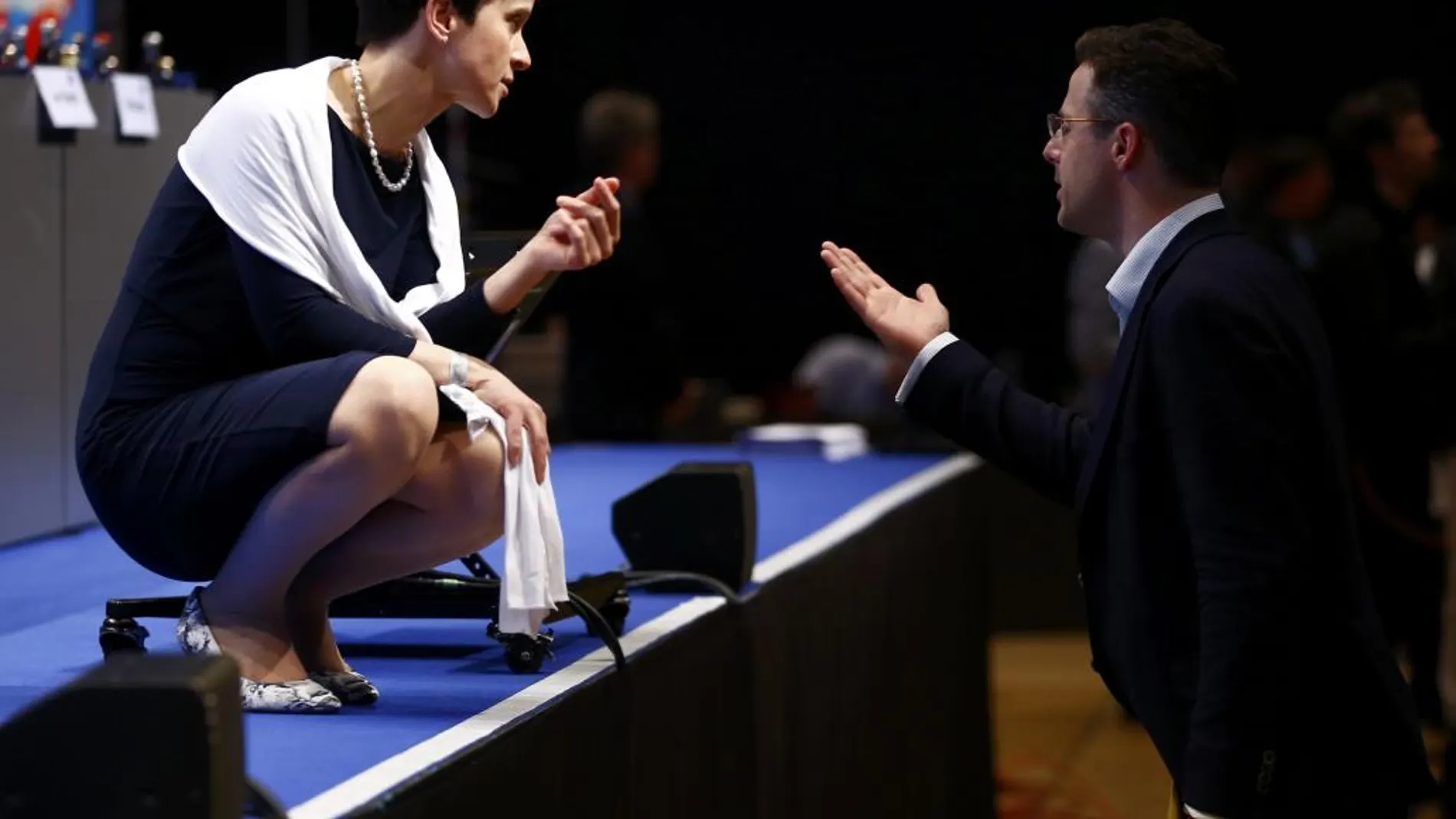 Frauke Petry, presidenta de AfD, hablar con su compañero de partido, Marcus Pretzell, durante el congreso que la formación celebra en Stuttgart.