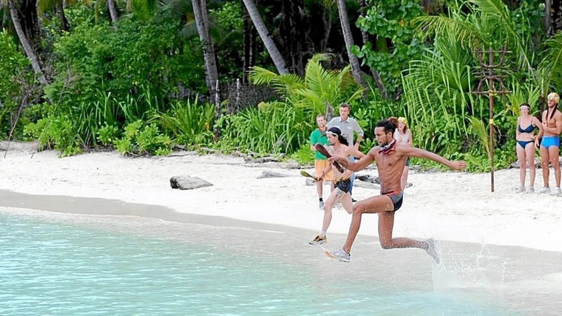 El programa «Koh-Lanta» es una versión de «Supervivientes». A la dcha., una imagen del concursante fallecido, Gérald Babin