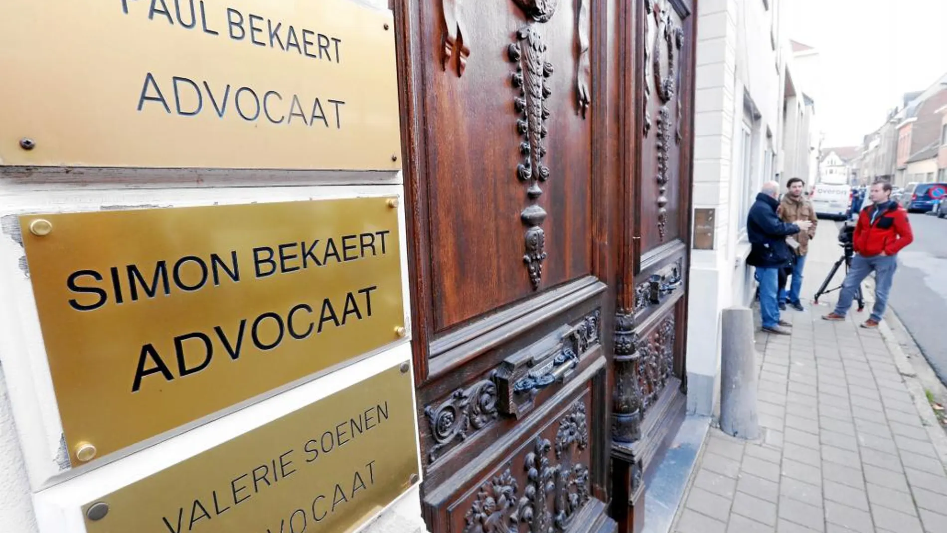 Varios periodistas esperan ayer ante las oficinas del abogado de Puigdemont en Bélgica