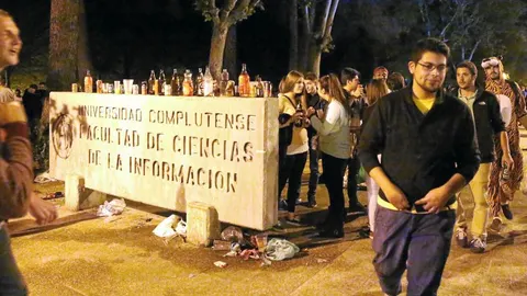 Decenas de jóvenes bebiendo en la calle en las inmediaciones de la Facultad de Periodismo de la Universidad Complutense