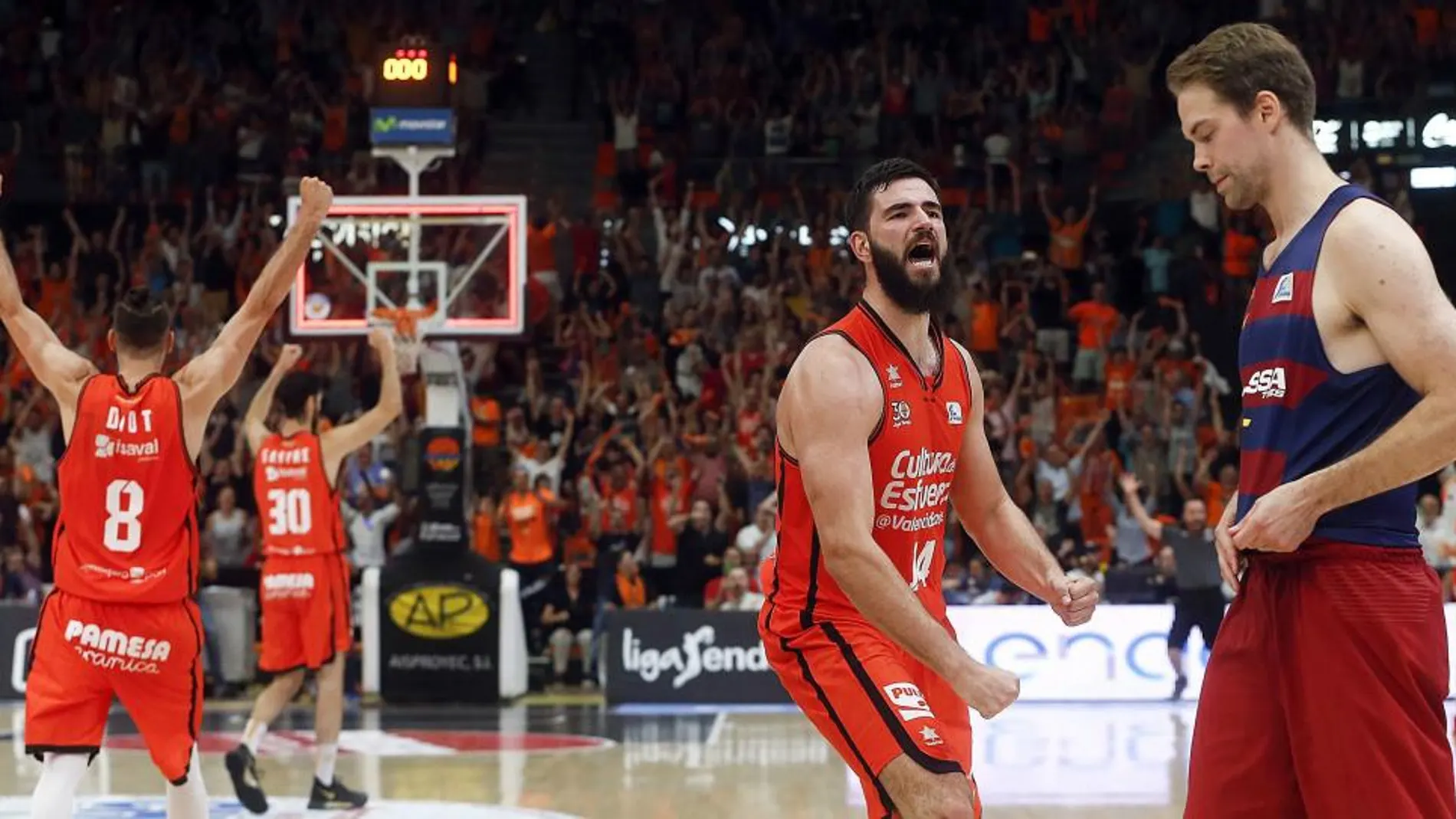 Los jugadores del Valencia Basket celebran su victoria sobre el Barcelona Lassa al finalizar el tercer y definitivo encuentro de su serie de cuartos de final de Liga que disputan en Valencia.