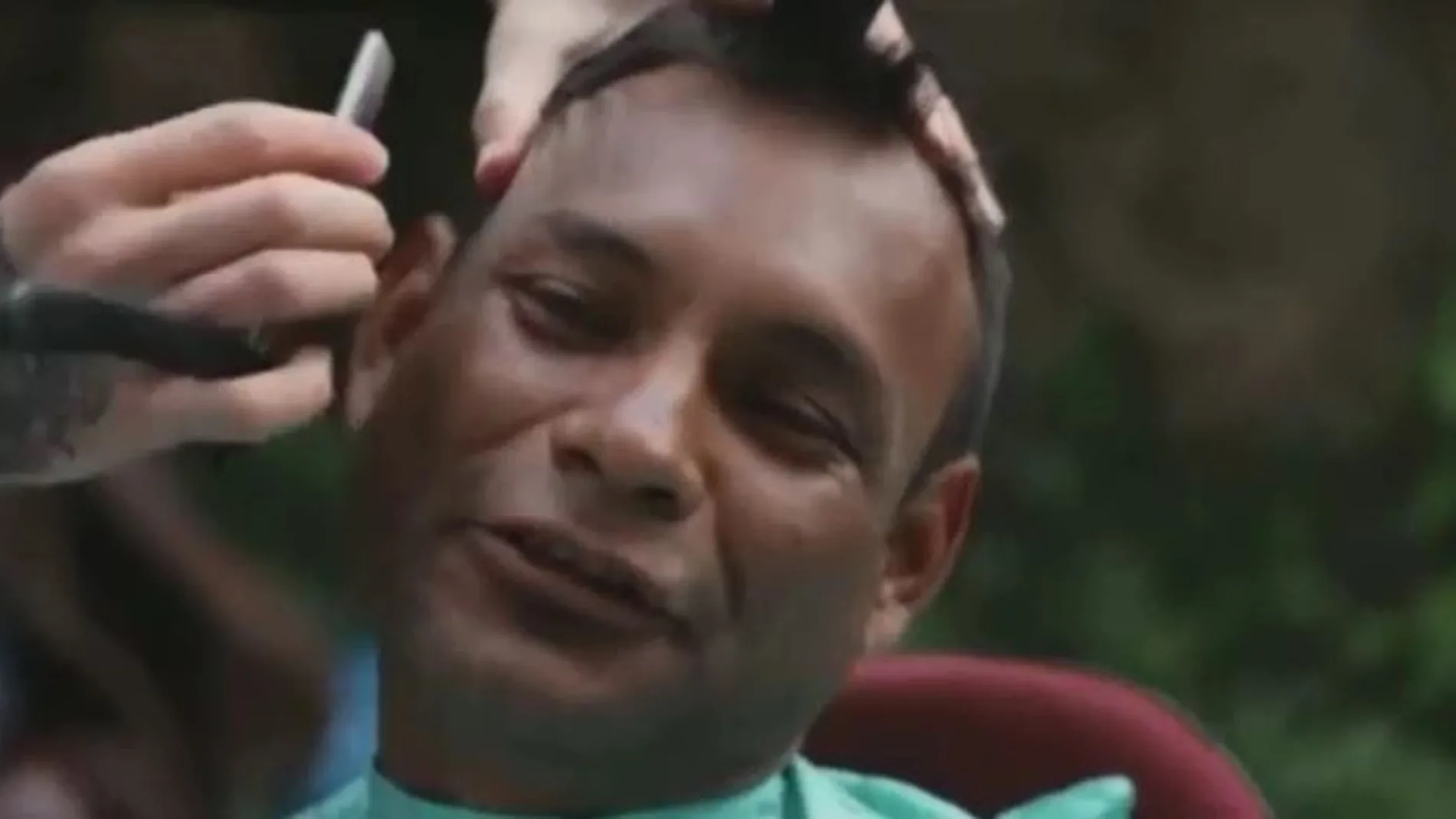 Un peluquero vigués corta el pelo y afeita gratis a personas sin recursos