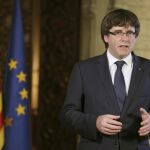 El presidente de la Generalitat, Carles Puigdemont, durante su declaración institucional tras la decisión del Gobierno de aplicar el artículo 155 en Cataluña
