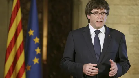 El presidente de la Generalitat, Carles Puigdemont, durante su declaración institucional tras la decisión del Gobierno de aplicar el artículo 155 en Cataluña