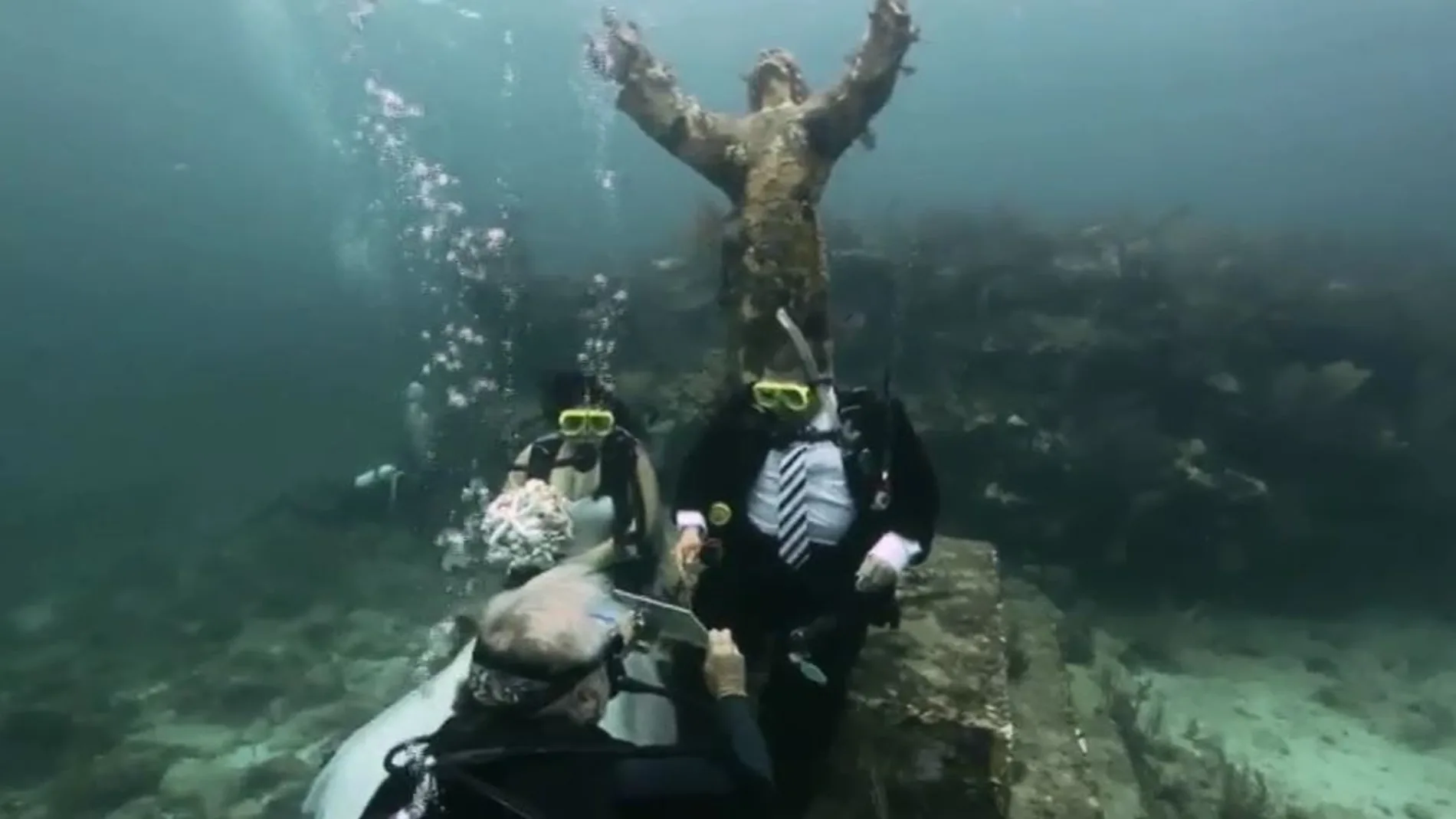 La pareja se casó a diez metros bajo el mar