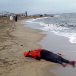 El cuerpo de un niño yace en la playa de Ayvalik