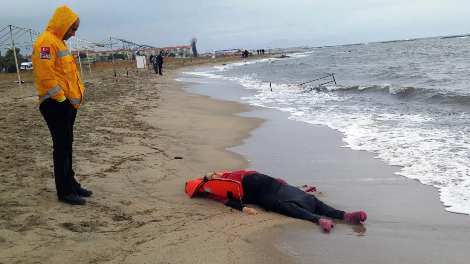 El cuerpo de un niño yace en la playa de Ayvalik
