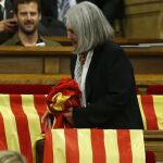 Àngels Martínez retira las banderas de España en el Parlament de Cataluña el pasado mes de septiembre.