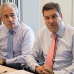 El consejero de Empleo, Carlos Fernández Carriedo, preside la última reunión del Consejo Social en la que se analizaron las actuaciones en materia laboral, en compañía de Mariano Gredilla, viceconsejero de Empleo y Diálogo Social