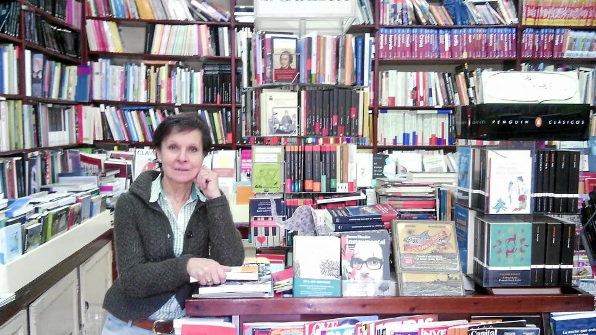 La presidenta del Gremio de Libreros en Castilla y León, Pilar Pérez-Canales, en su librería Del Espolón de Burgos