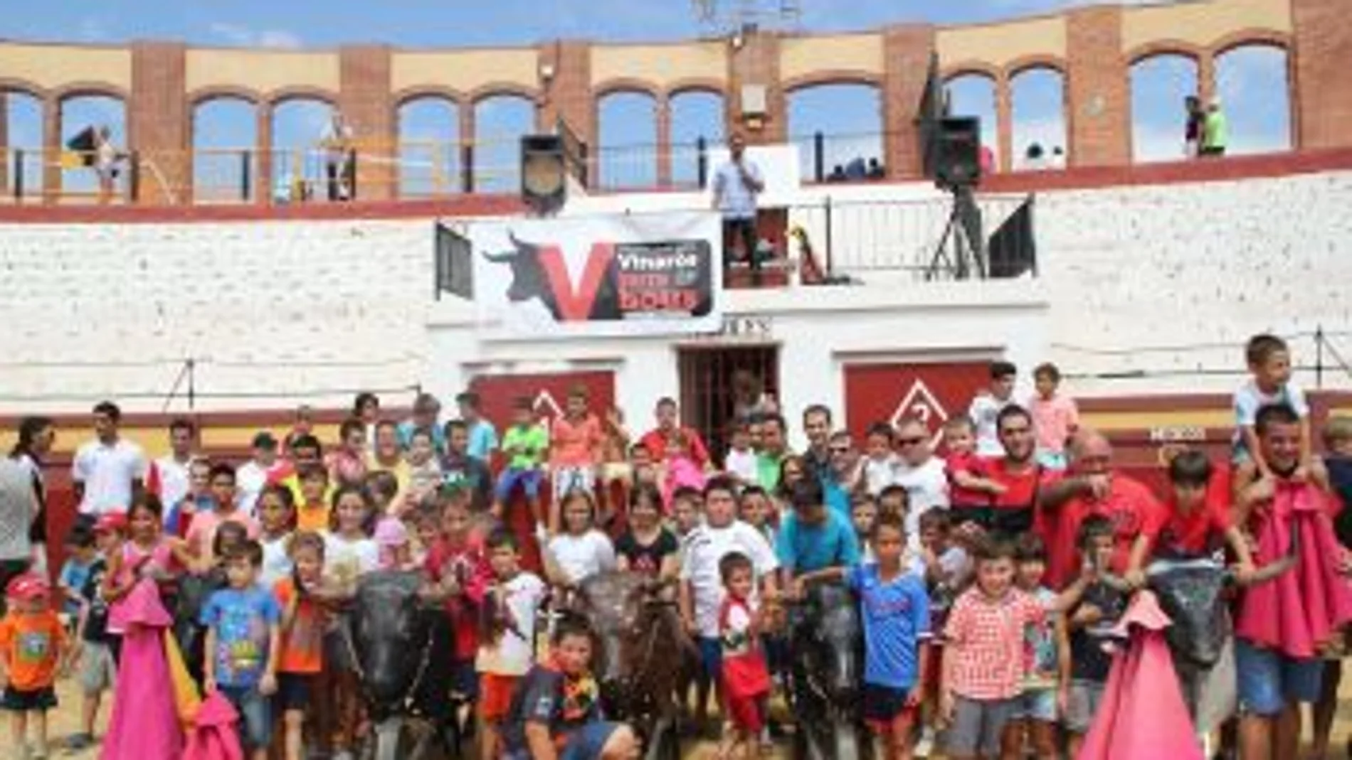 Clase de toreo de salón y recortes para niños organizadas en la plaza de toros de Vinaroz