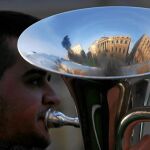El Parlamento se refleja en la tuba de un músico en Madrid