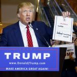 Donald Trump muestra el documento firmado por el cual se compromete a no presentarse a la casa Blanca como independiente si no es elegido por los replublicanos como candidato
