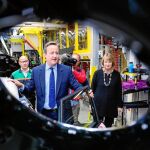 Cameron y Harriet Harman (diputada del Partido Laborista), durante una visita a la planta de BMW Mini en Oxford