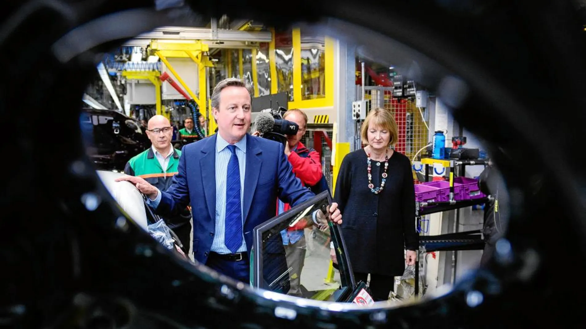 Cameron y Harriet Harman (diputada del Partido Laborista), durante una visita a la planta de BMW Mini en Oxford