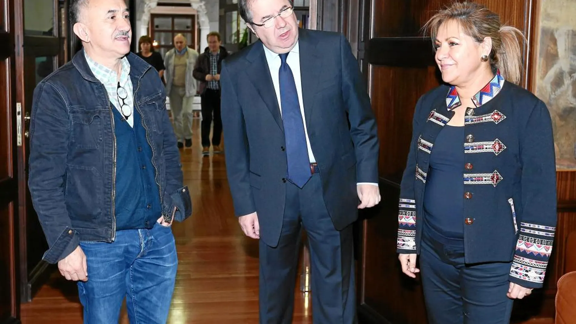 El presidente Juan Vicente Herrera y Rosa Valdeón reciben, en Valladolid, al líder de UGT, José María Álvarez
