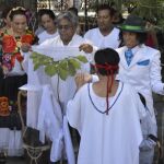 El activista y actor peruano Richard Torres (d) contrae nupcias hoy, domingo 8 de mayo de 2016, con el milenario Árbol del Tule, en el estado mexicano de Oaxaca, en una ceremonia inca donde hubo incienso, granos y caracoles realizada frente a docenas de ecologistas y habitantes de la población de Santa María del Tule, al sur del país. El tronco del árbol posee el diámetro más grande del mundo.