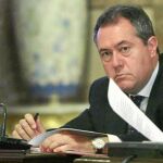Juan Espadas recibió las críticas generalizadas del resto de grupos