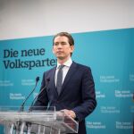 El líder del Partido Popular austríaco, Sebastian Kurz, de 31 años y ganador de las elecciones legislativas de Austria el pasado día 15, ofrece una rueda de prensa en la sede de su partido en Viena (Austria) hoy