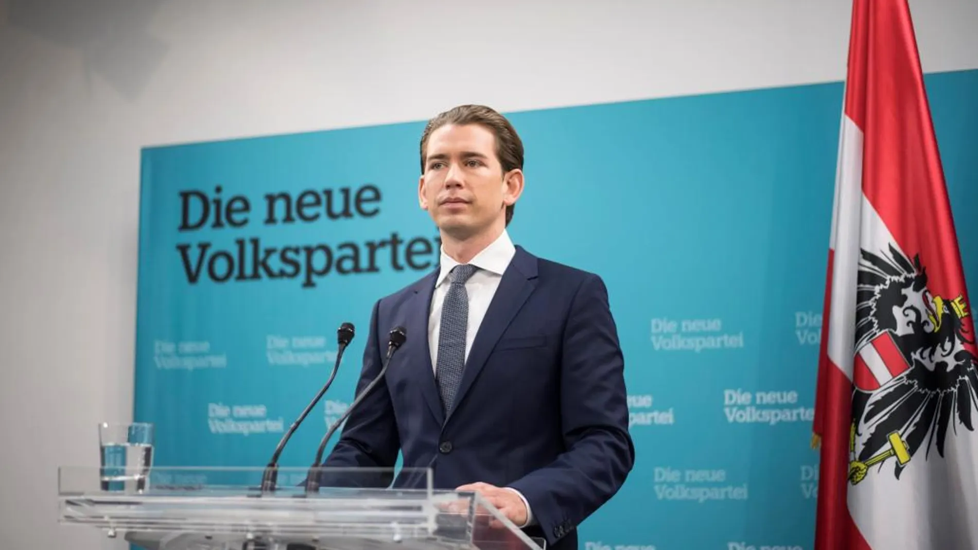 El líder del Partido Popular austríaco, Sebastian Kurz, de 31 años y ganador de las elecciones legislativas de Austria el pasado día 15, ofrece una rueda de prensa en la sede de su partido en Viena (Austria) hoy