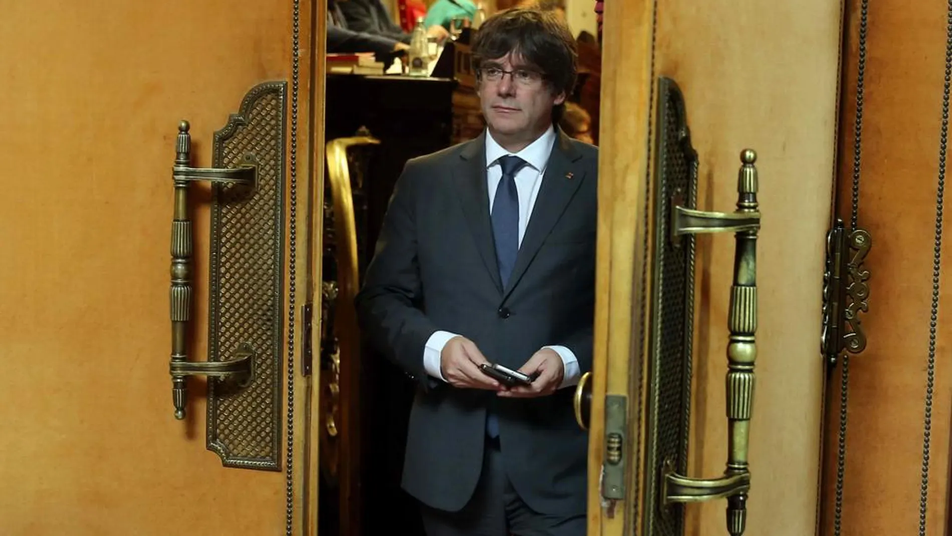 El presidente de la Generalitat , Carles Puigdemont, sale del hemiciclo