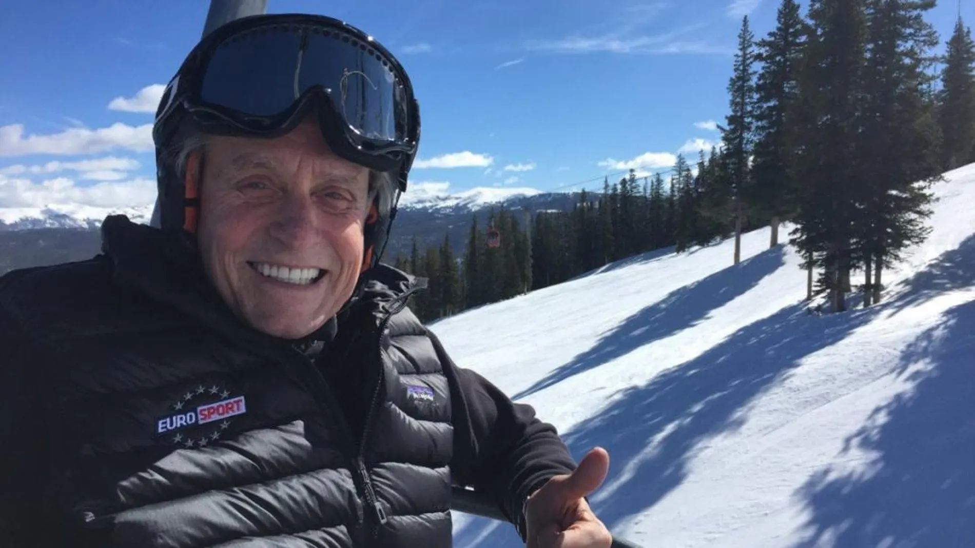 Michael Douglas ha combatido la «bola de nieve» informativa alejándose del mundanal ruido mediático y compartiendo en las redes sociales una amena y saludable semana de esquí en compañía de su mujer