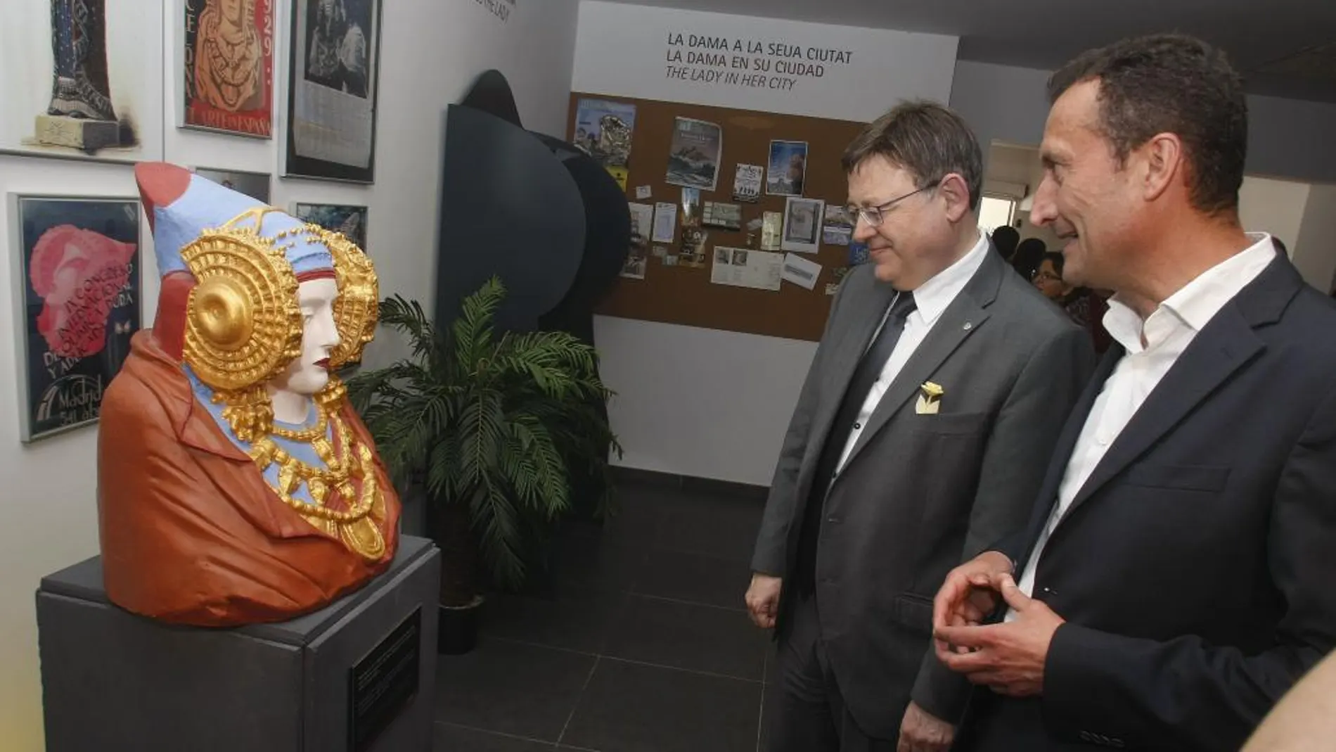 Ximo Puig,y el alcalde de Elche,Carlos González,contemplan una interpretación policromada del busto de la Dama de Elche en el yacimiento de L´Alcudia dónde fue encontrada a finales del siglo XIX.