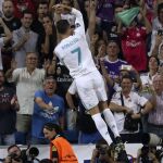 El delantero portugués del Real Madrid, Cristiano Ronaldo, celebra el gol marcado ante el Apoel.