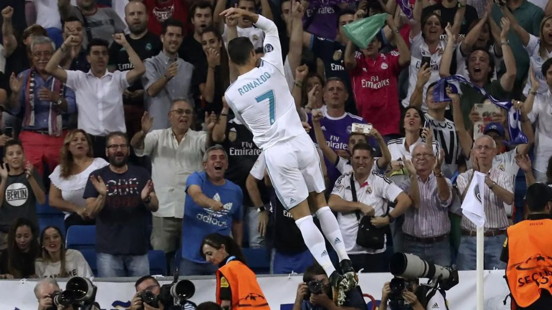 El delantero portugués del Real Madrid, Cristiano Ronaldo, celebra el gol marcado ante el Apoel.