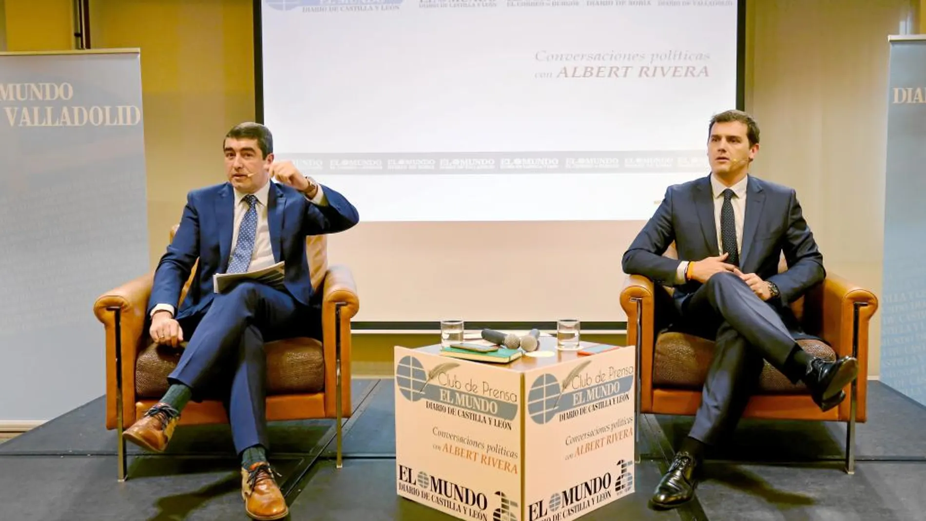 El director de El Mundo en Castilla y León, Pablo Lago, presenta al presidente de Ciudadanos, Albert Rivera