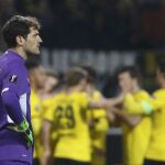 El portero del Oporto, Iker Casillas, reacciona tras un tanto del Borussia Dortmund