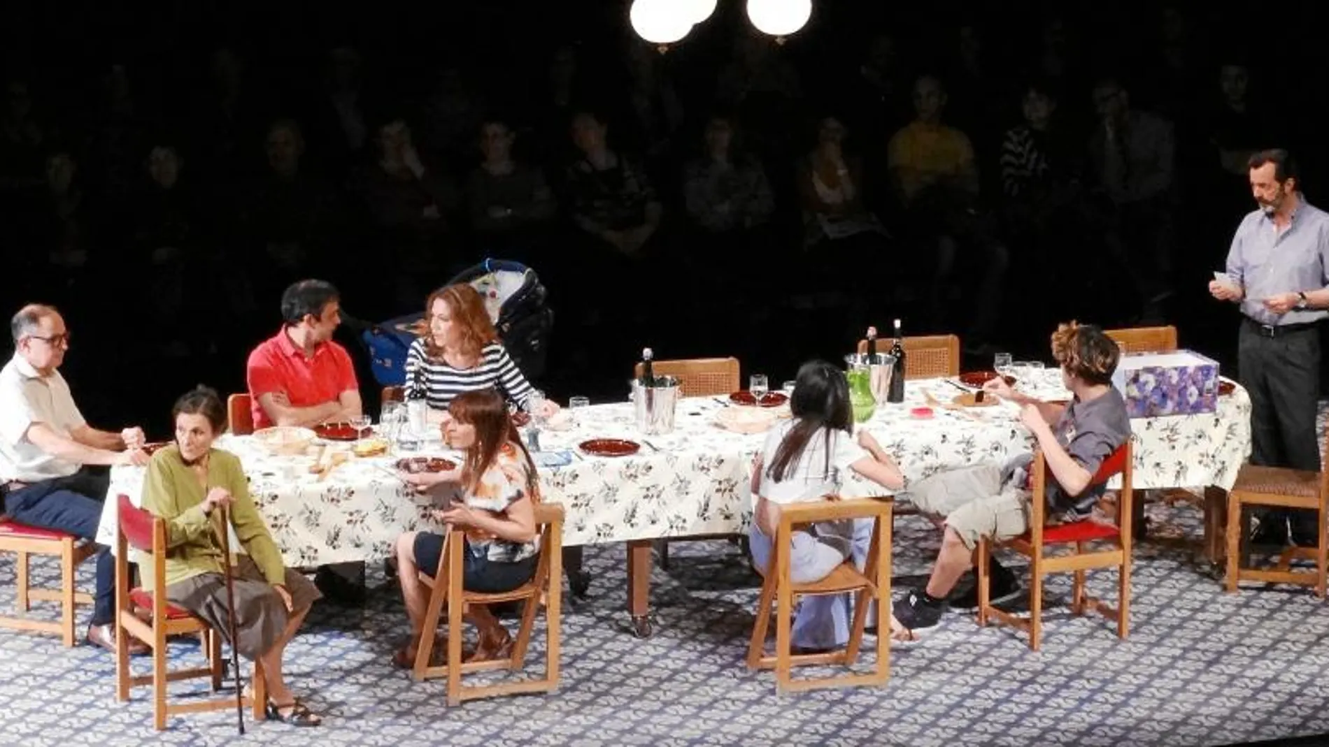 Obra coral. Marta Angelat, David Bagés, Manel Barceló, Lluïsa Castell, Georgina Latre, Vicky Luengo y Àurea Márquez forman parte del elenco