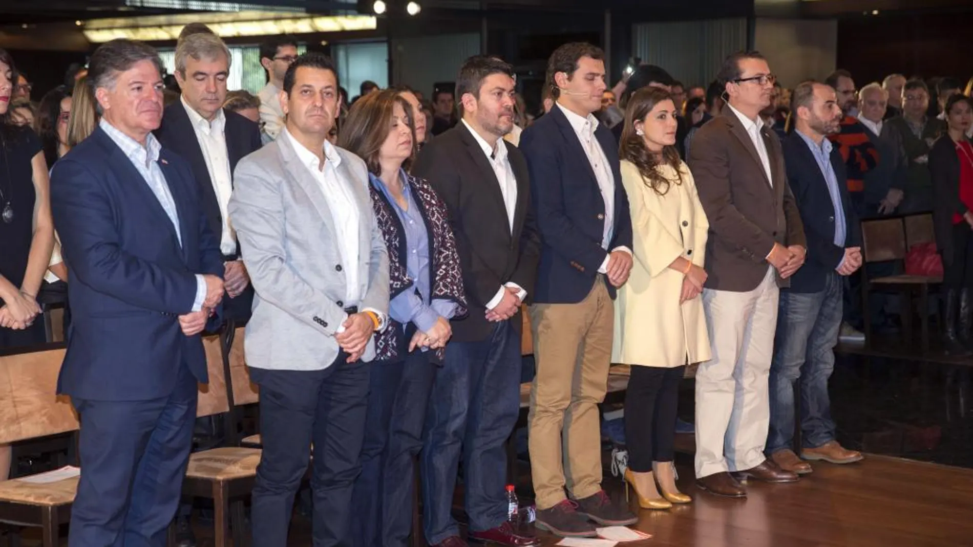 El líder de Ciudadanos, Albert Rivera (4d), junto al portavoz del partido en la Asamblea Regional de Murcia Miguel Sánchez (5i) e