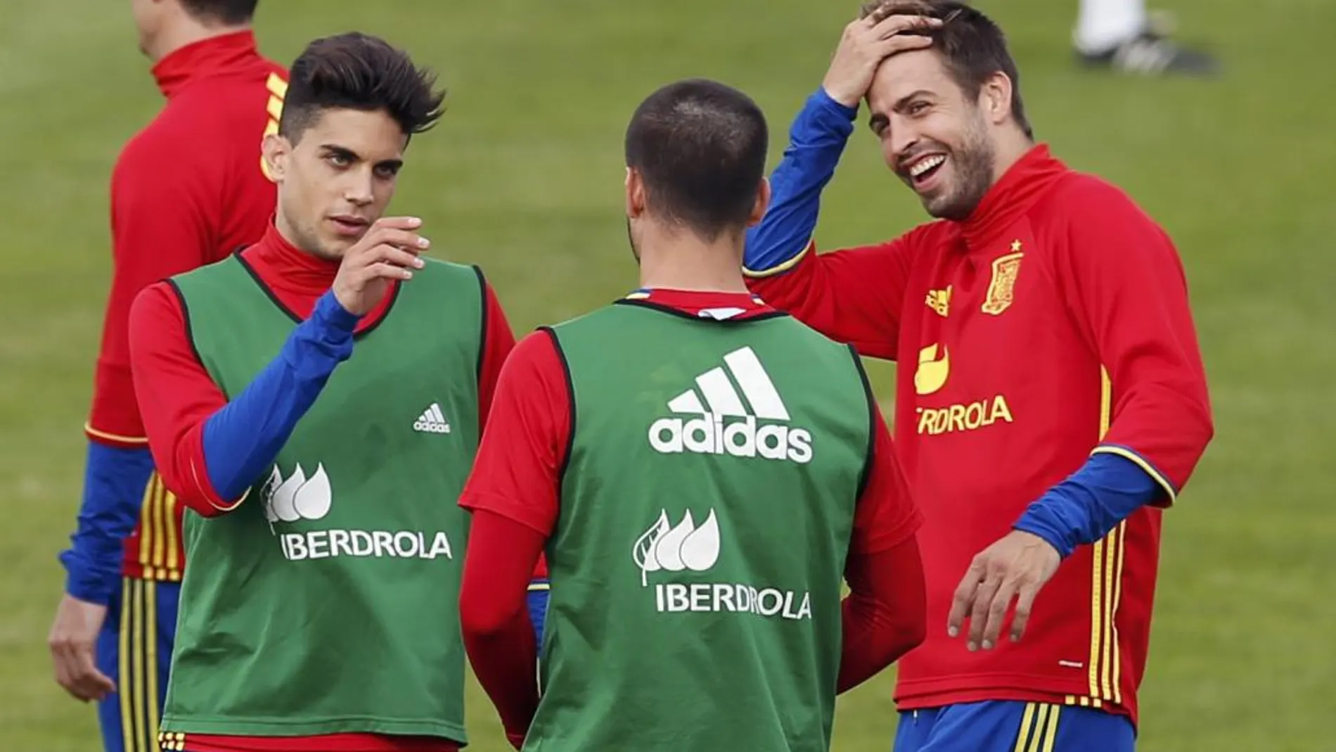 Marc Bartra, Gerard Piqué y Álvaro Morata durante el entrenamiento
