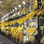 El recinto vallado que protege el parque de la Ciutadella y el Parlament apareció ayer lleno de lazos amarilllos para reclamar la libertad de los políticos encarcelados.