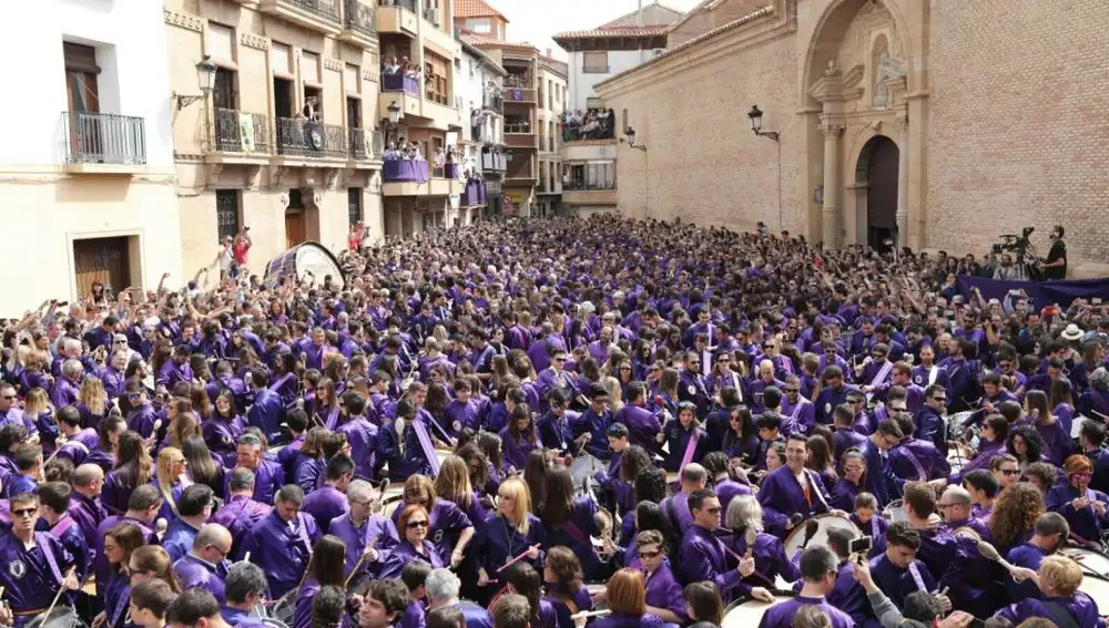 «La rompida de la hora» en la localidad de Calanda (Teruel)