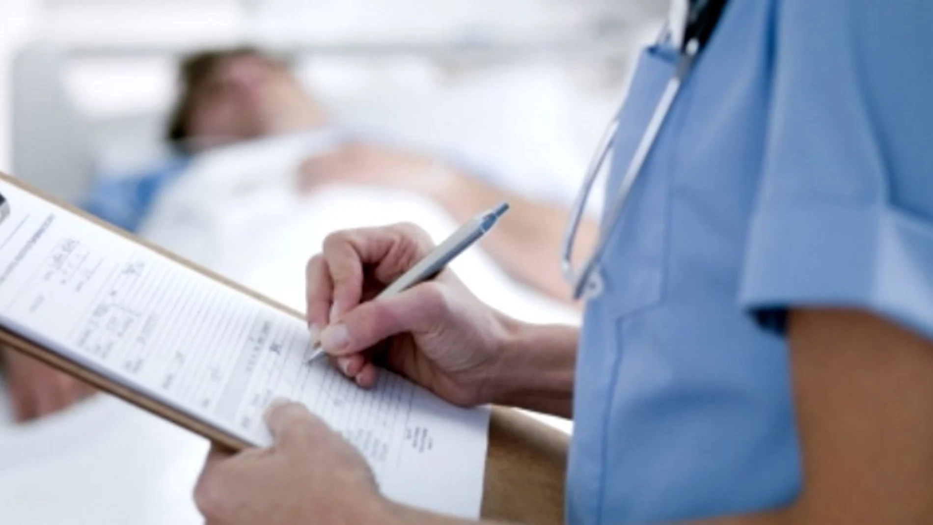 Una enfermera toma nota de los datos de un paciente en un hospital