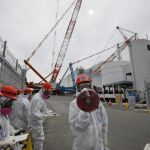 Operarios de TEPCO en las instalaciones de Fukushima