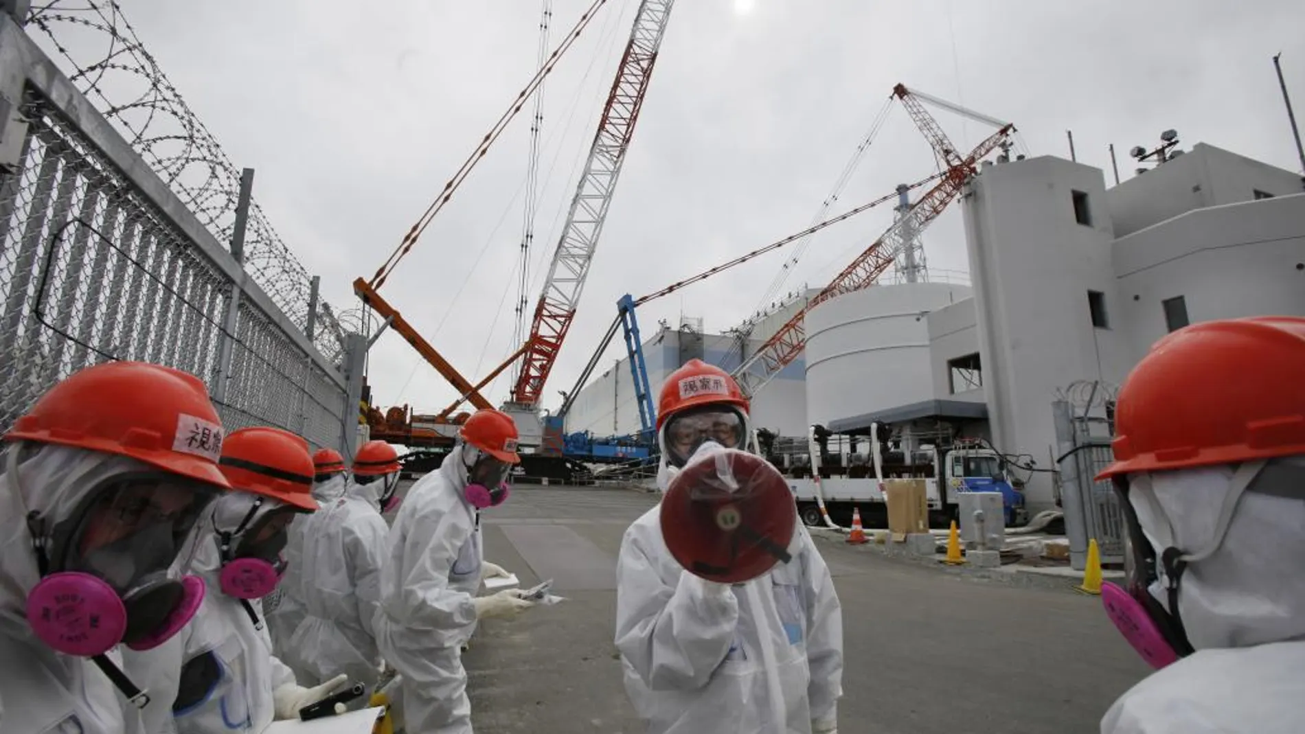Operarios de TEPCO en las instalaciones de Fukushima