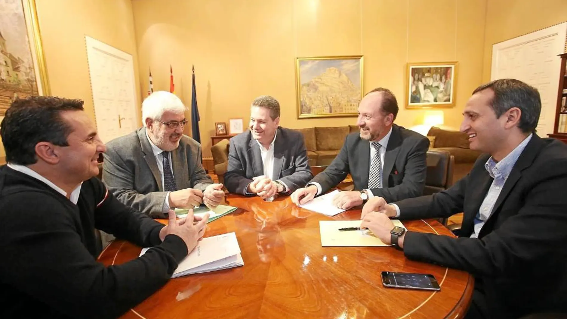 El presidente de la Diputación de Alicante, César Sánchez, recibió ayer al alcalde de Orihuela, Emilio Bascuñana,