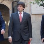 Carles Puigdemont, Oriol Junqueras (i), y Jordi Turull (d), a su llegada a la reunión semanal del gobierno catalán. EFE/Marta Pérez