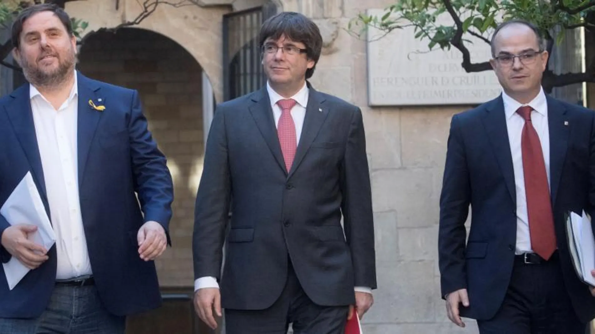 Carles Puigdemont, Oriol Junqueras (i), y Jordi Turull (d), a su llegada a la reunión semanal del gobierno catalán. EFE/Marta Pérez