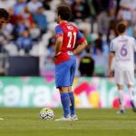 Los delanteros del Levante, Víctor Casadesús (i) y el italiano Giuseppe Rossi, esperan sacar del centro del campo tras encajar el primer gol del Málaga