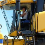 La consejera Milagros Marcos presenta los datos de la cosecha en Cabrillas (Salamanca), donde subió a un tractor