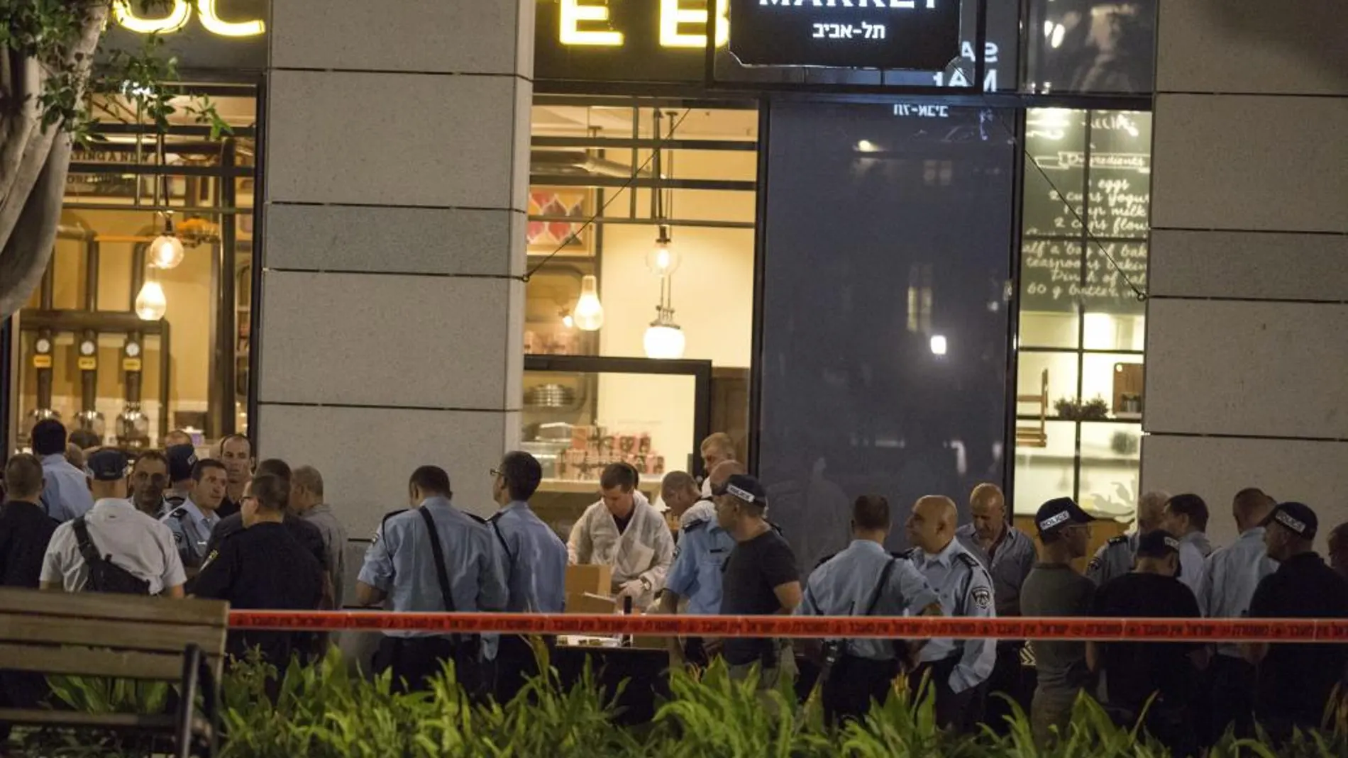 Policía israelí en la escena de un tiroteo en restaurante Max Brenner en Tel Aviv ayer